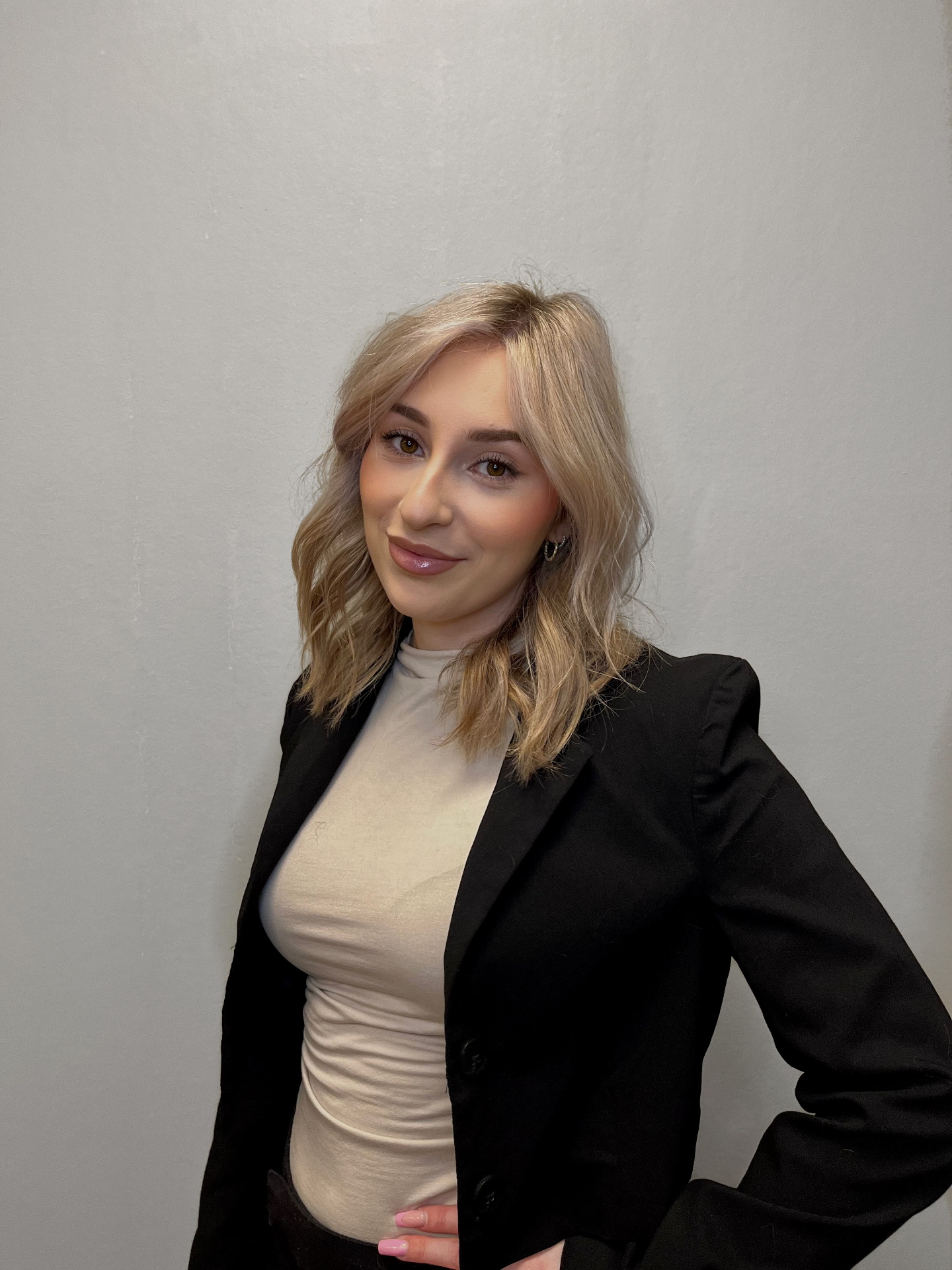 Porträtt av Amanda, frisör på Studio Ami