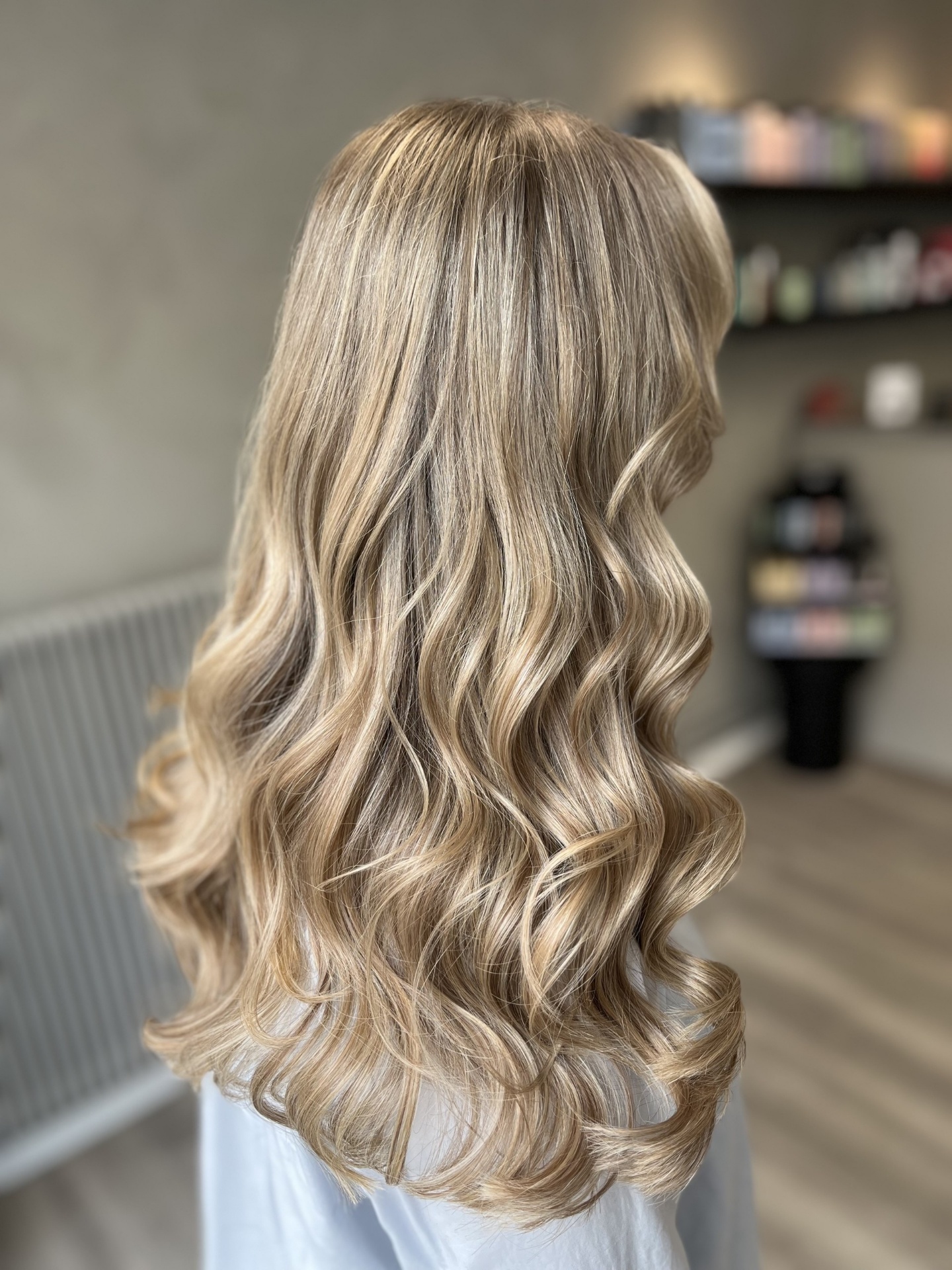 Ljus balayage med mjuka vågor
